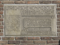 905271 Afbeelding van de grote eerste steen in de voorgevel van de woning Van Egmondkade 1, bij de Marnixlaan te ...